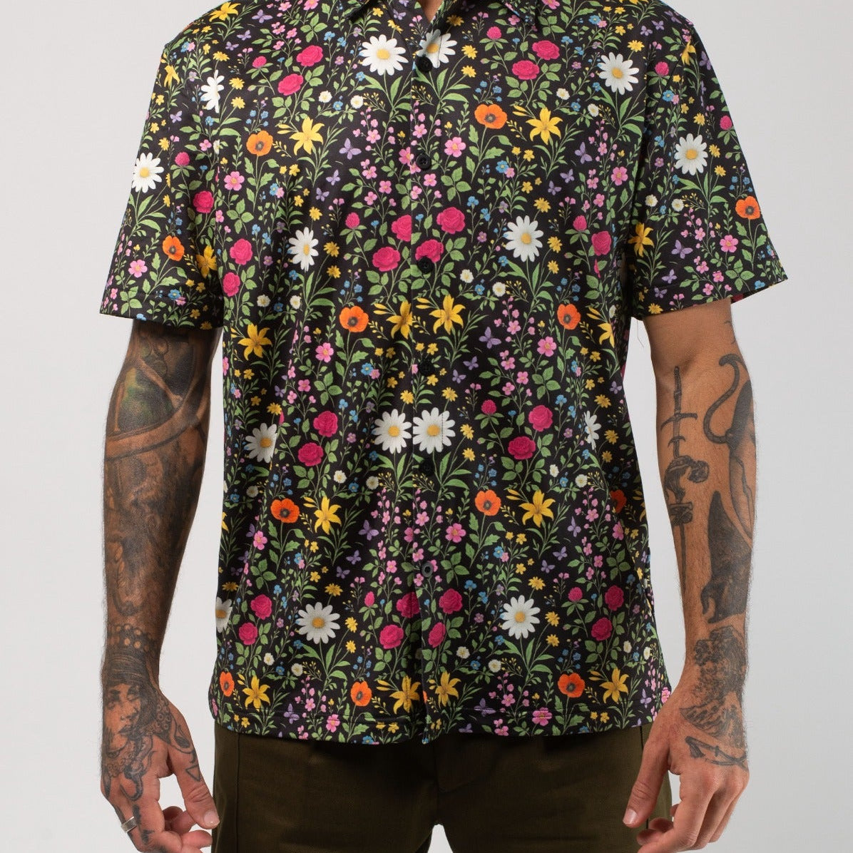 VAST Aqua Terra Scritti Poltti Tech Button Up 模特兒穿著展示 黑色