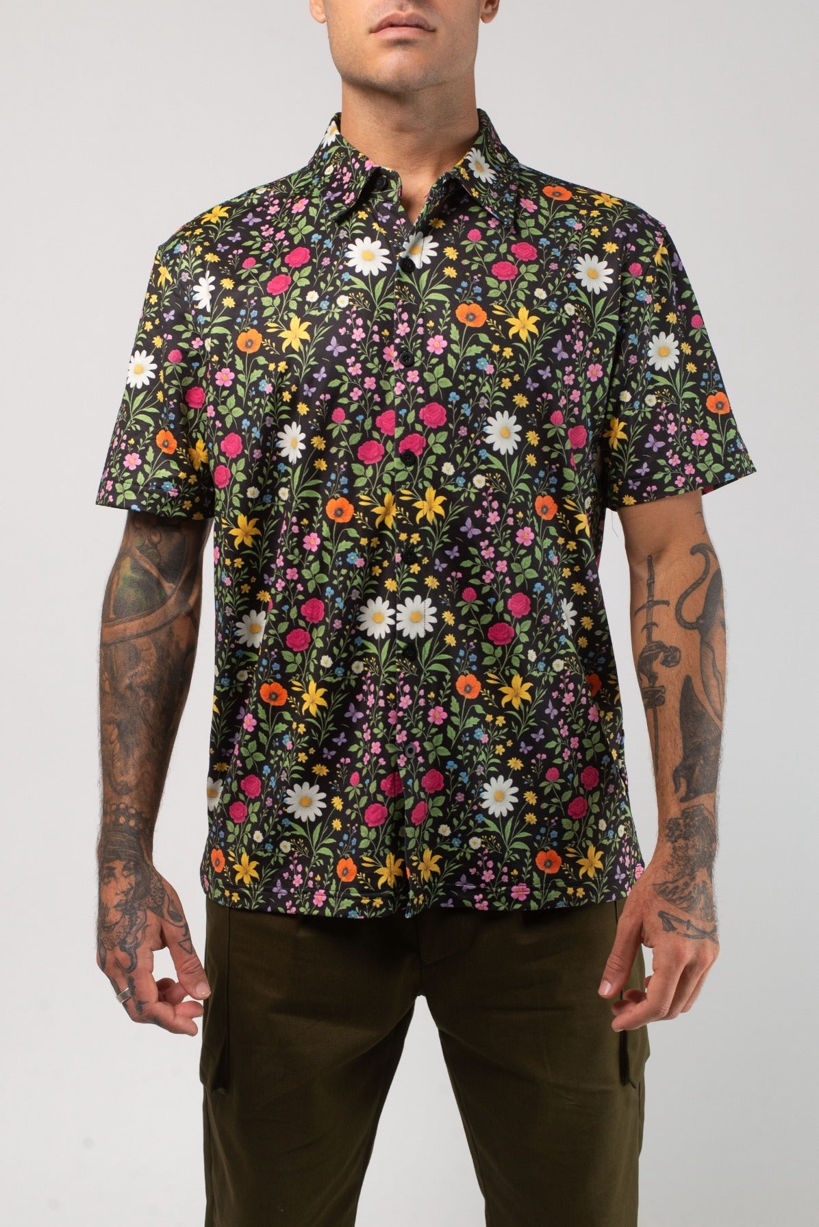 VAST Aqua Terra Scritti Poltti Tech Button Up 模特兒穿著展示 黑色