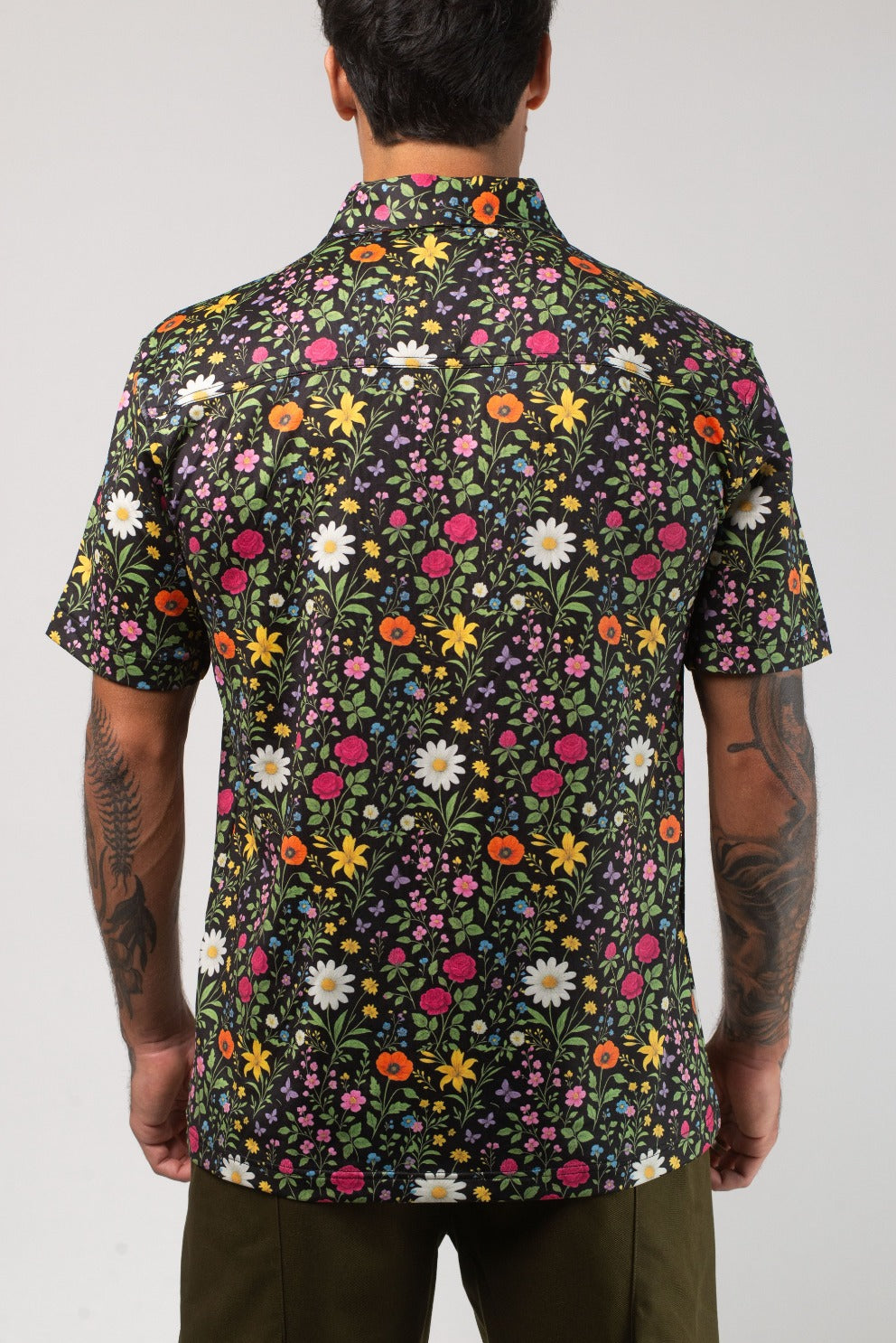 VAST Aqua Terra Scritti Poltti Tech Button Up 模特兒穿著展示 黑色