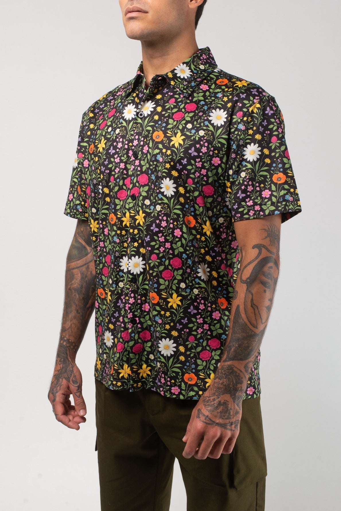 VAST Aqua Terra Scritti Poltti Tech Button Up 模特兒穿著展示 黑色