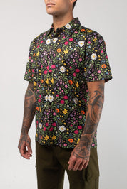 VAST Aqua Terra Scritti Poltti Tech Button Up 模特兒穿著展示 黑色
