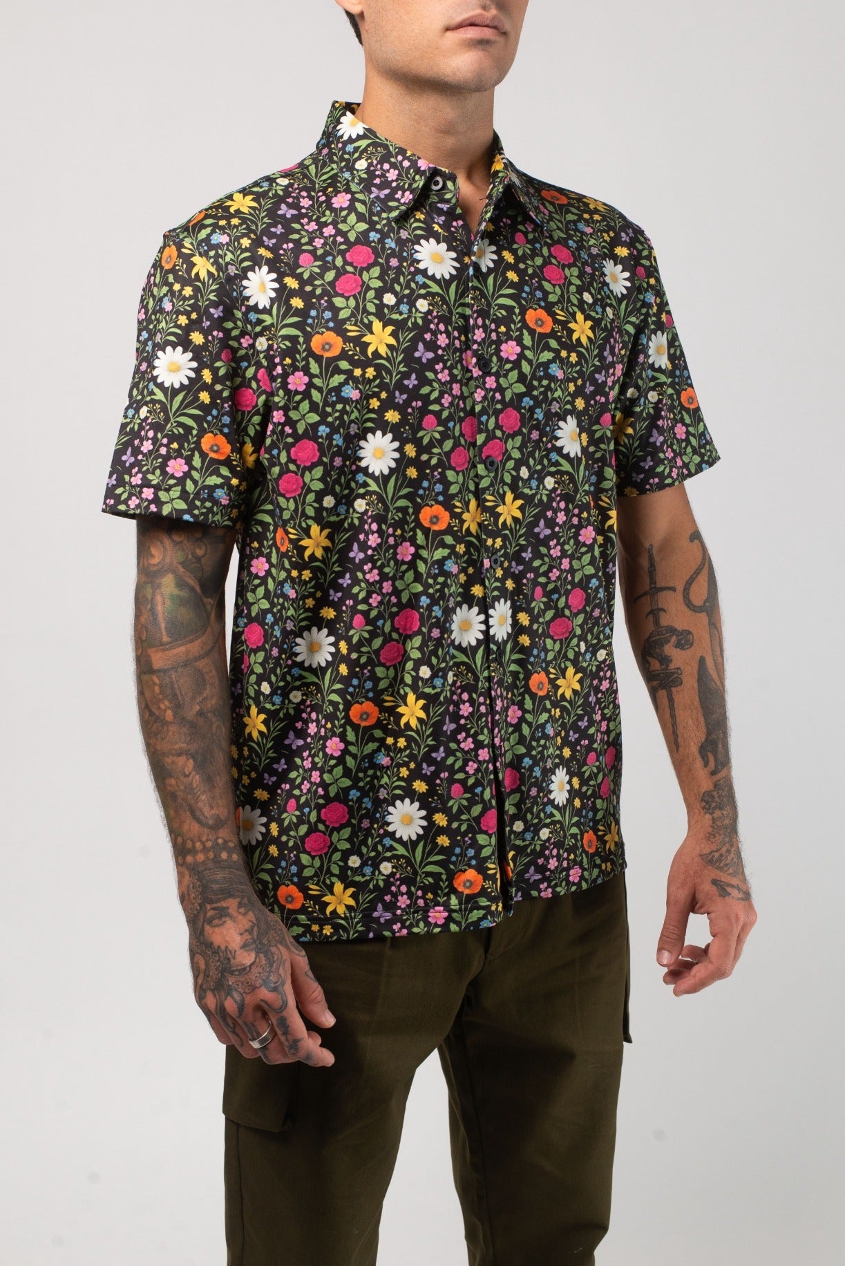 VAST Aqua Terra Scritti Poltti Tech Button Up 模特兒穿著展示 黑色