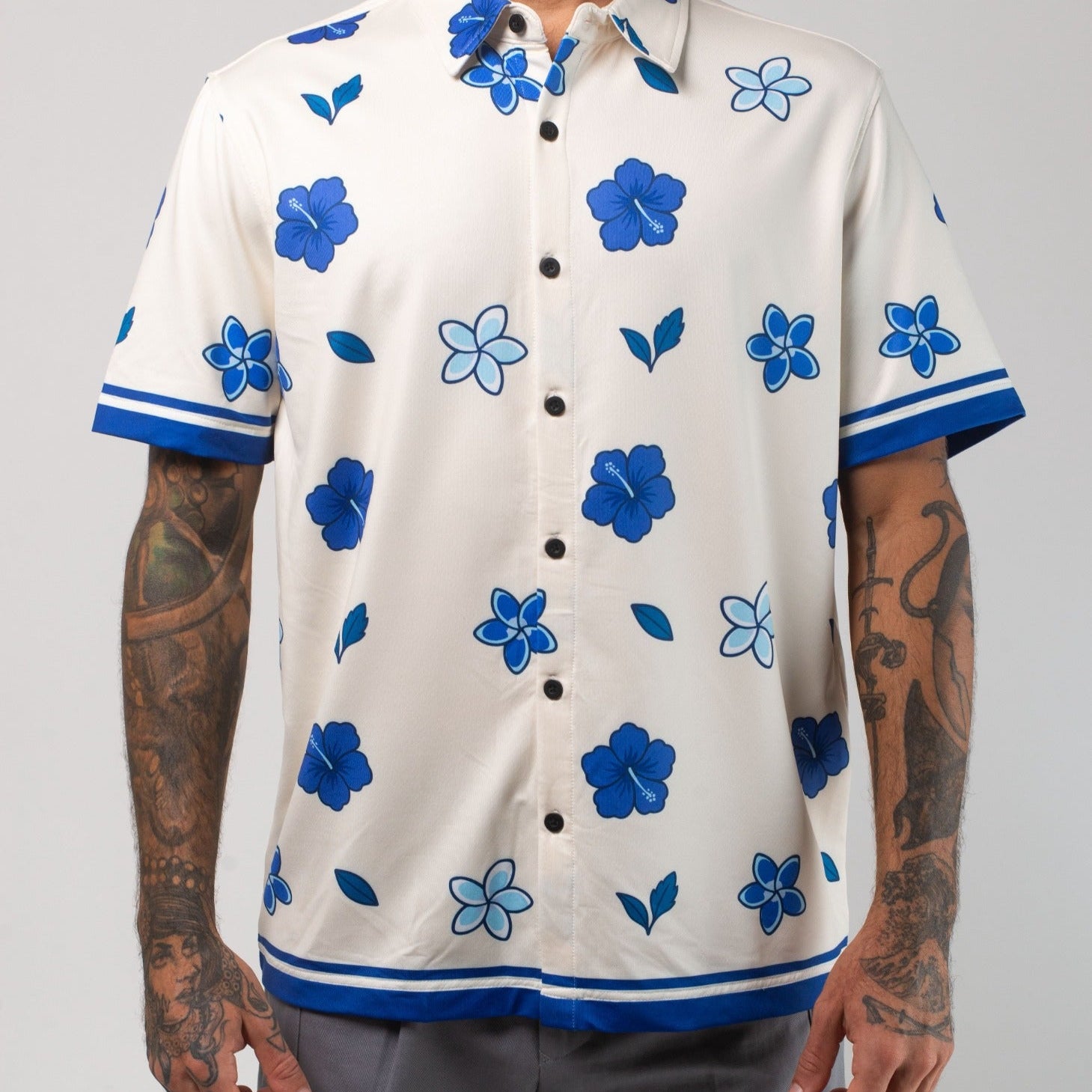 VAST Aqua Terra Floral Dream Tech Button Up 模特兒穿著展示 淺石色