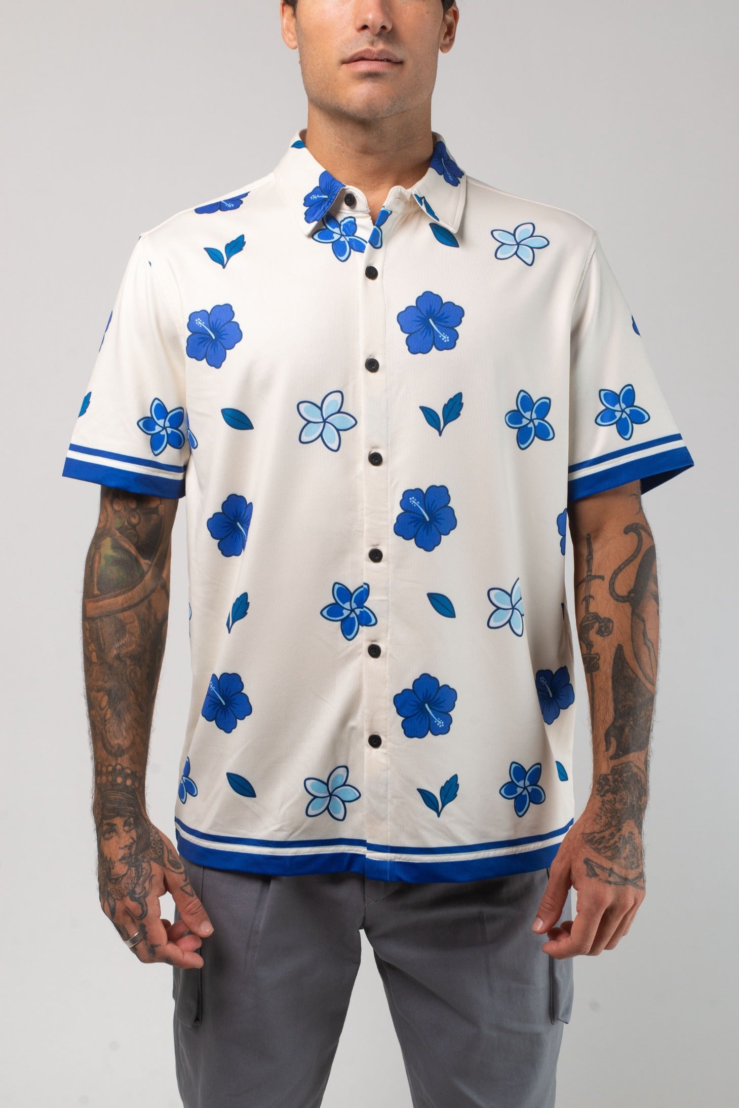 VAST Aqua Terra Floral Dream Tech Button Up 模特兒穿著展示 淺石色