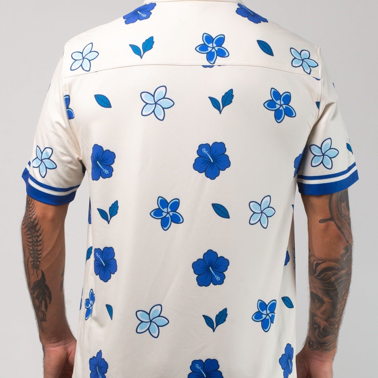 VAST Aqua Terra Floral Dream Tech Button Up 模特兒穿著展示 淺石色