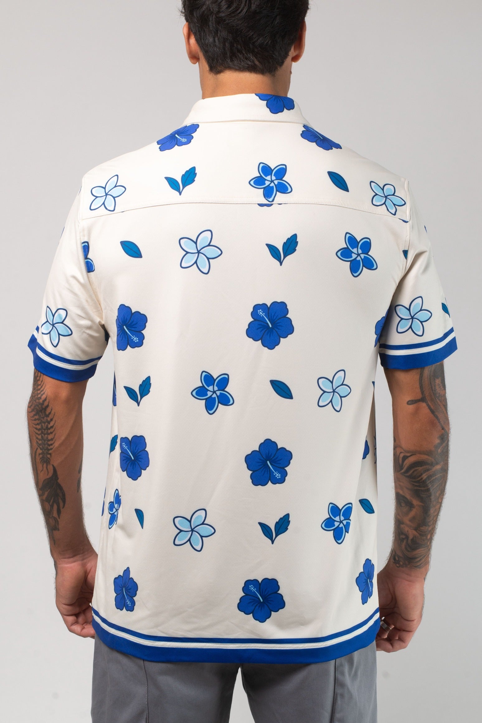 VAST Aqua Terra Floral Dream Tech Button Up 模特兒穿著展示 淺石色