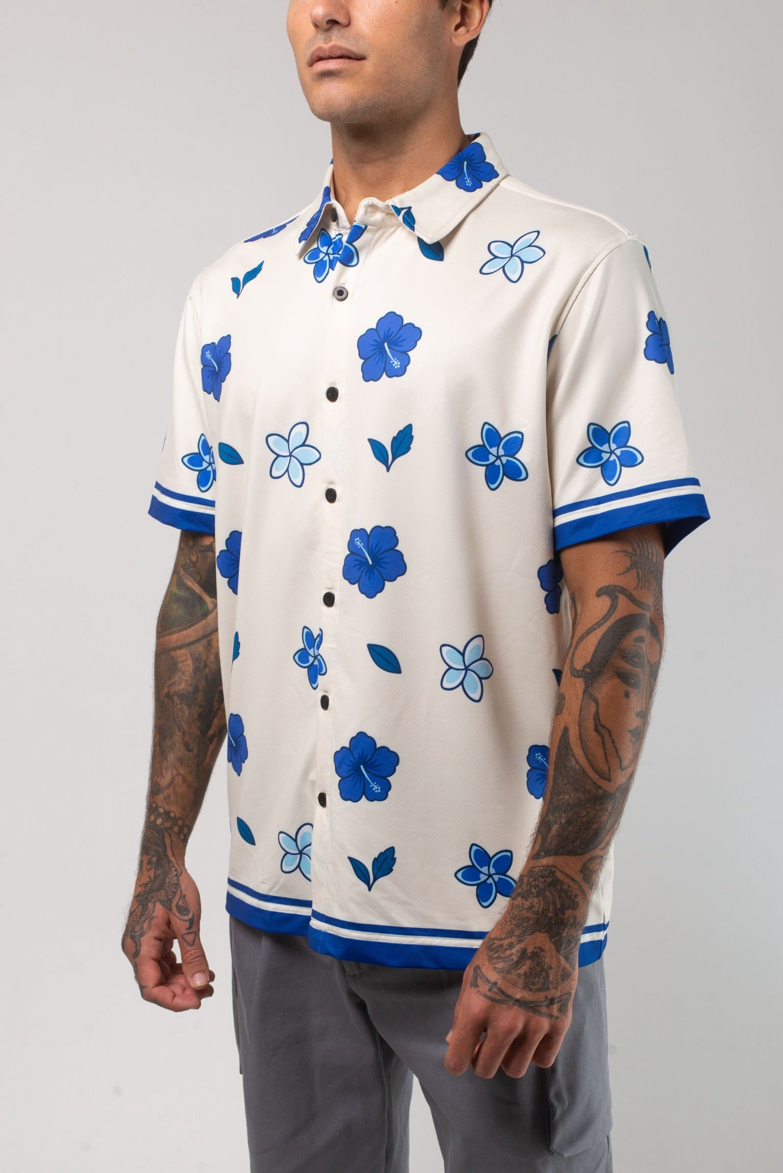VAST Aqua Terra Floral Dream Tech Button Up 模特兒穿著展示 淺石色