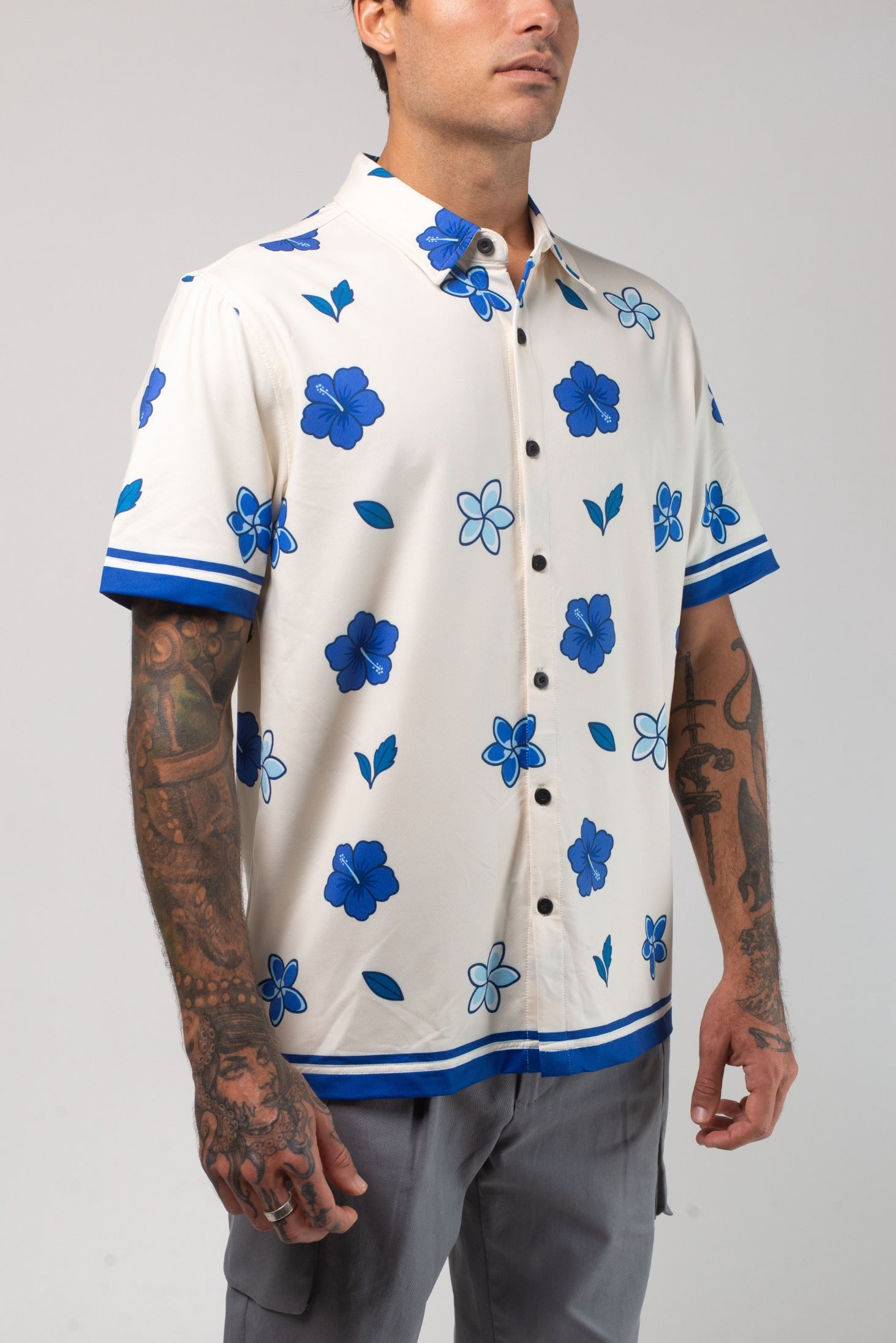 VAST Aqua Terra Floral Dream Tech Button Up 模特兒穿著展示 淺石色