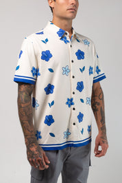 VAST Aqua Terra Floral Dream Tech Button Up 模特兒穿著展示 淺石色