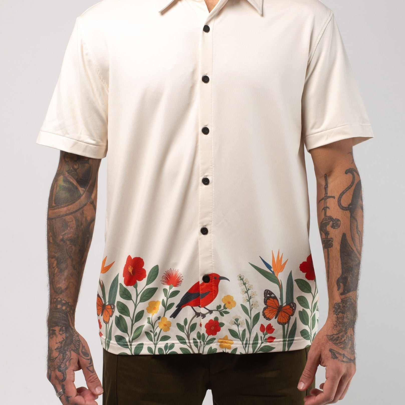 VAST Aqua Terra Floral Fauna and Forest Tech Button Up 模特兒穿著展示 淺褐色
