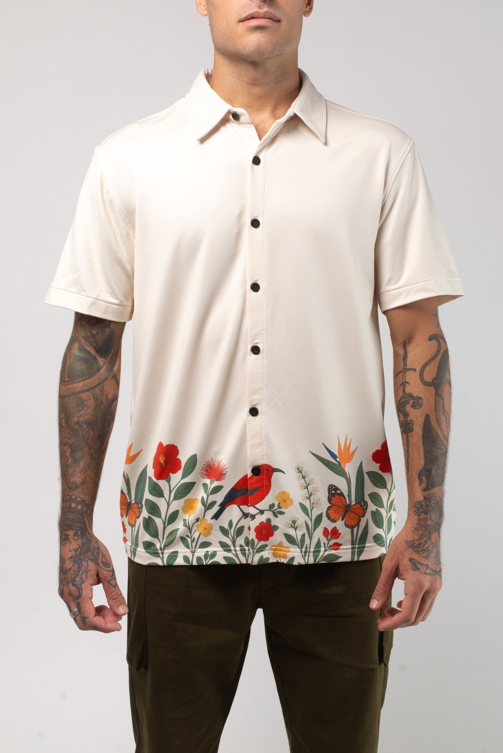 VAST Aqua Terra Floral Fauna and Forest Tech Button Up 模特兒穿著展示 淺褐色