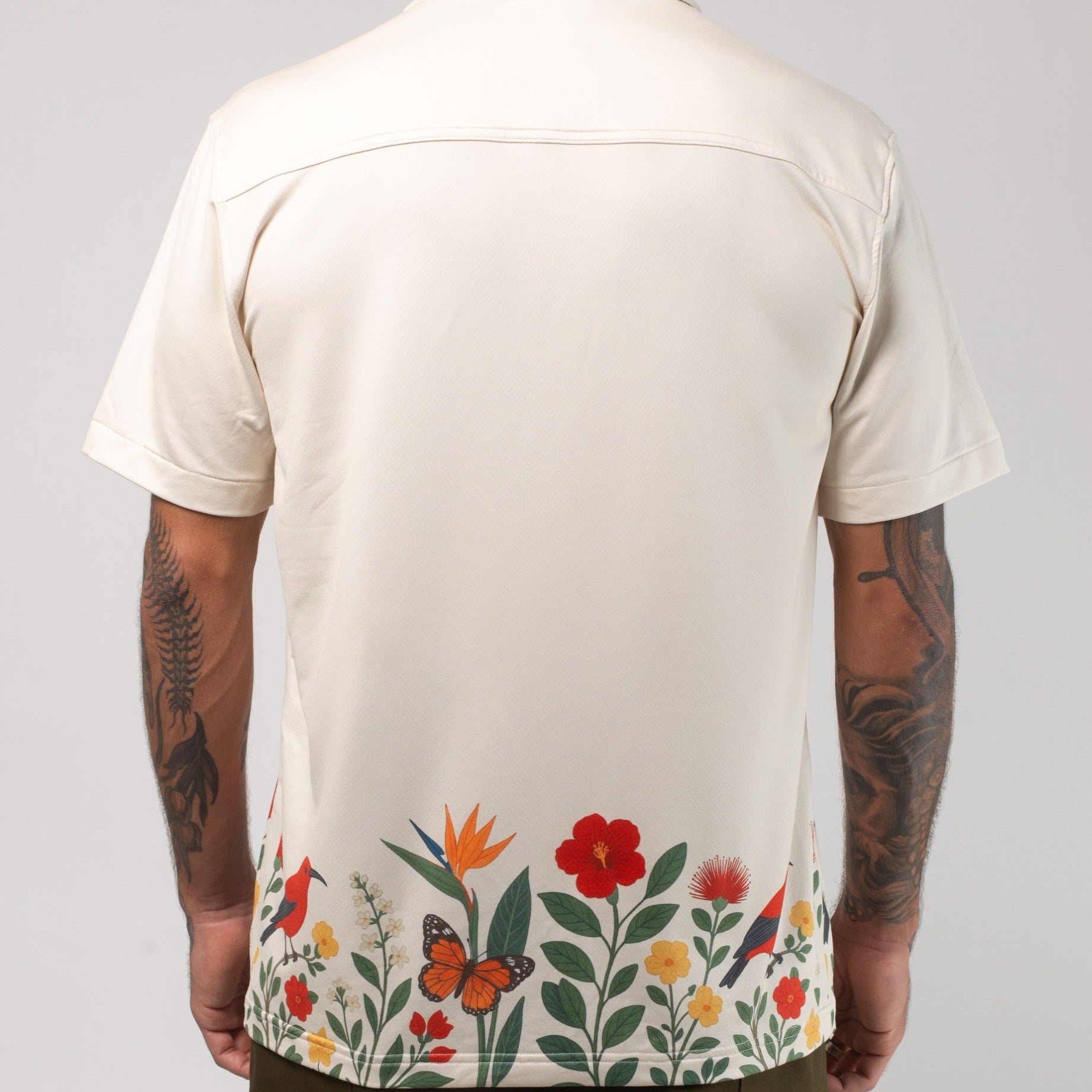 VAST Aqua Terra Floral Fauna and Forest Tech Button Up 模特兒穿著展示 淺褐色