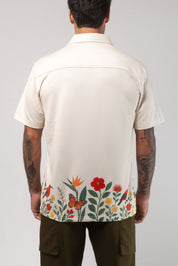 VAST Aqua Terra Floral Fauna and Forest Tech Button Up 模特兒穿著展示 淺褐色