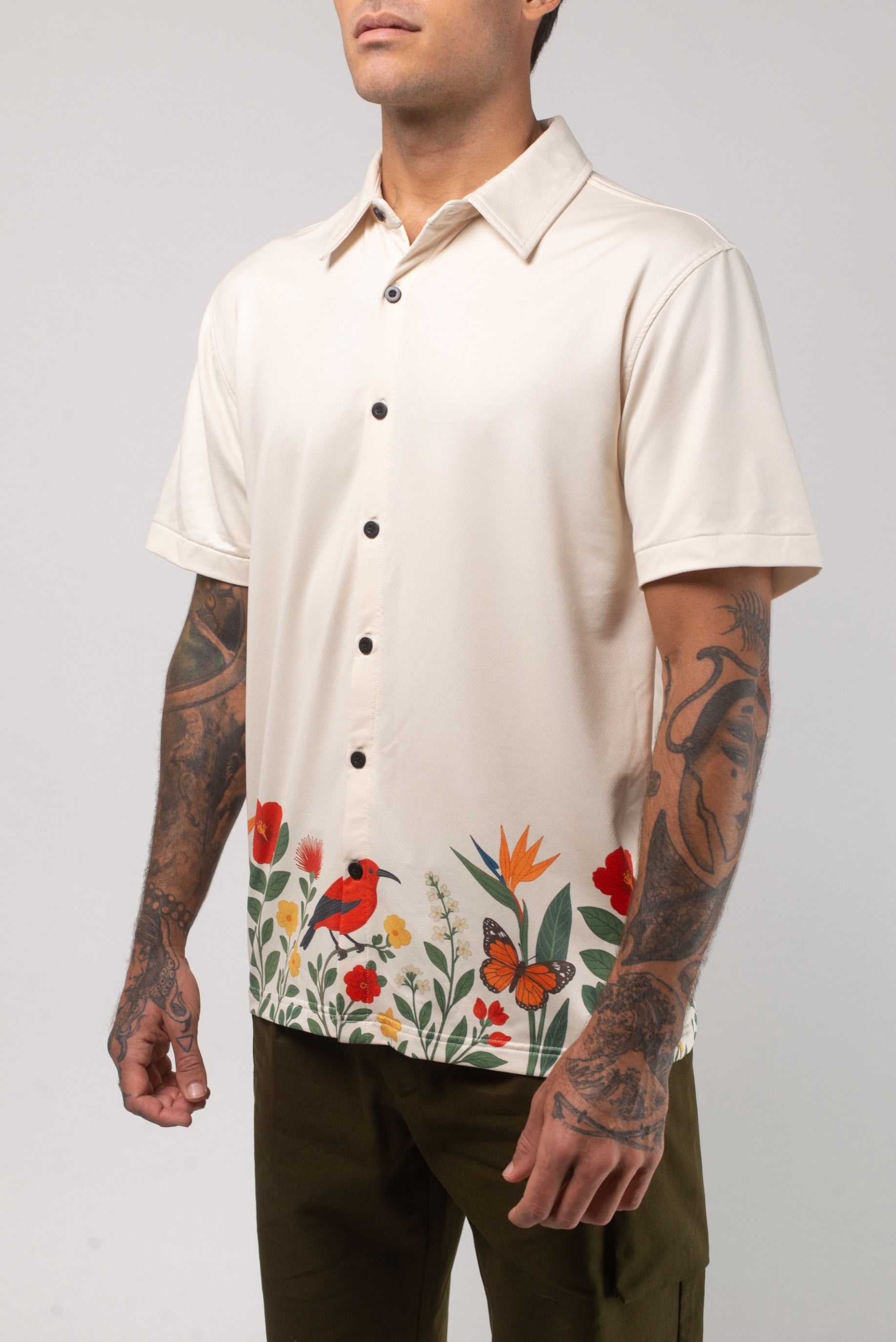 VAST Aqua Terra Floral Fauna and Forest Tech Button Up 模特兒穿著展示 淺褐色
