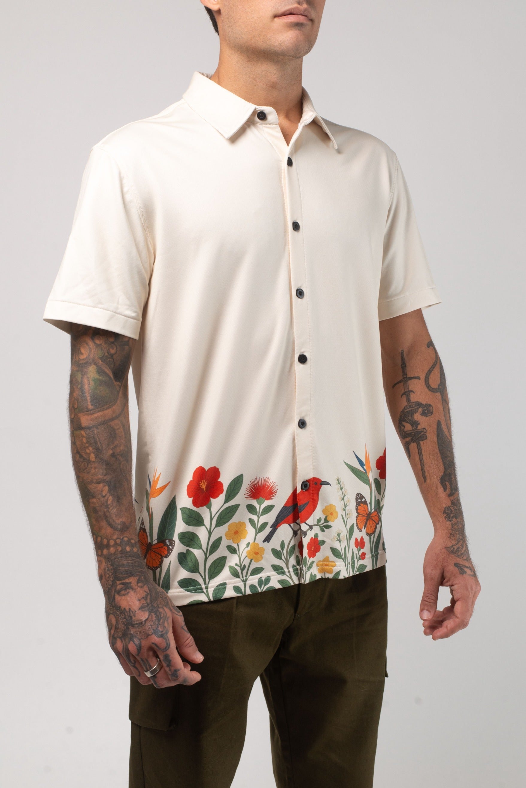 VAST Aqua Terra Floral Fauna and Forest Tech Button Up 模特兒穿著展示 淺褐色