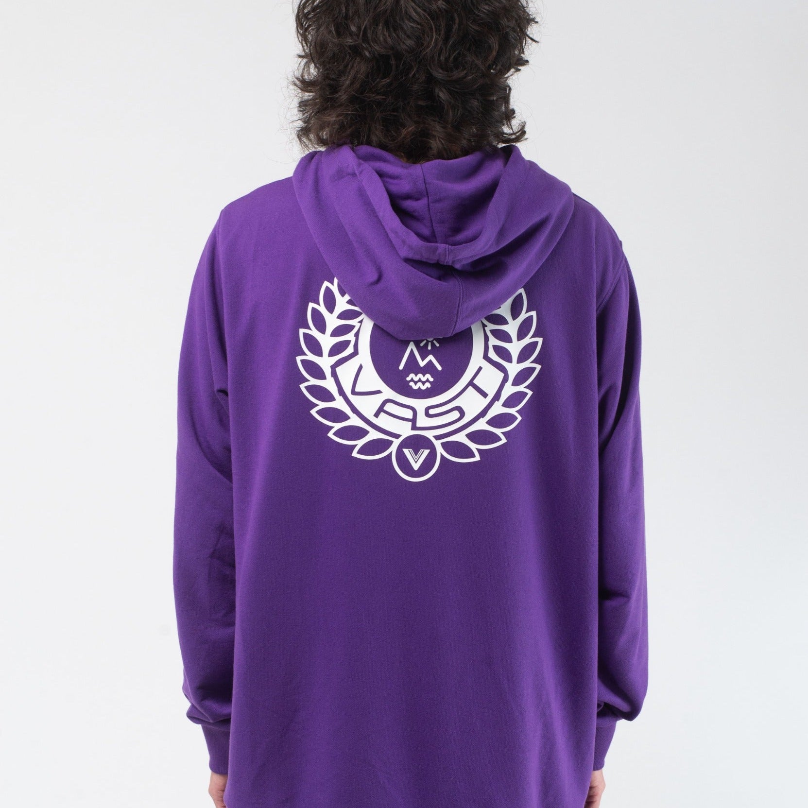 VAST United Elements Hooded Pullover 模特兒背面穿著 紫色