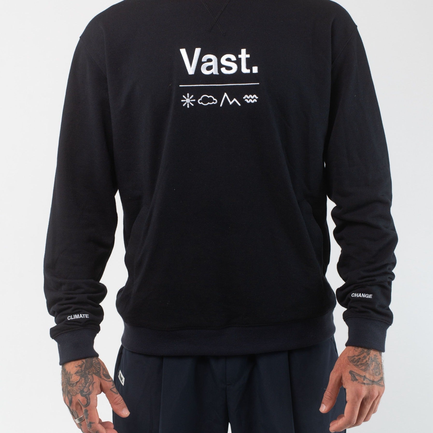 VAST Elements Pullover 模特兒正面穿著 黑色