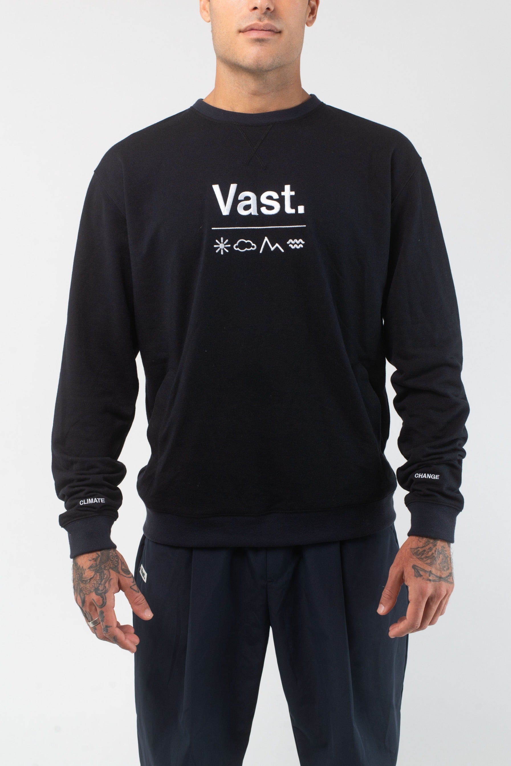 VAST Elements Pullover 模特兒正面穿著 黑色