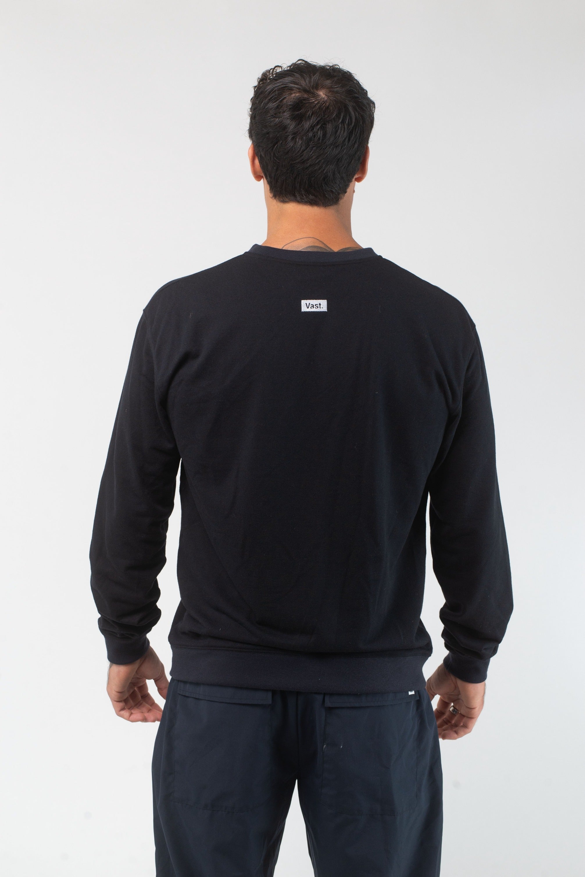 VAST Elements Pullover 模特兒背面穿著 黑色