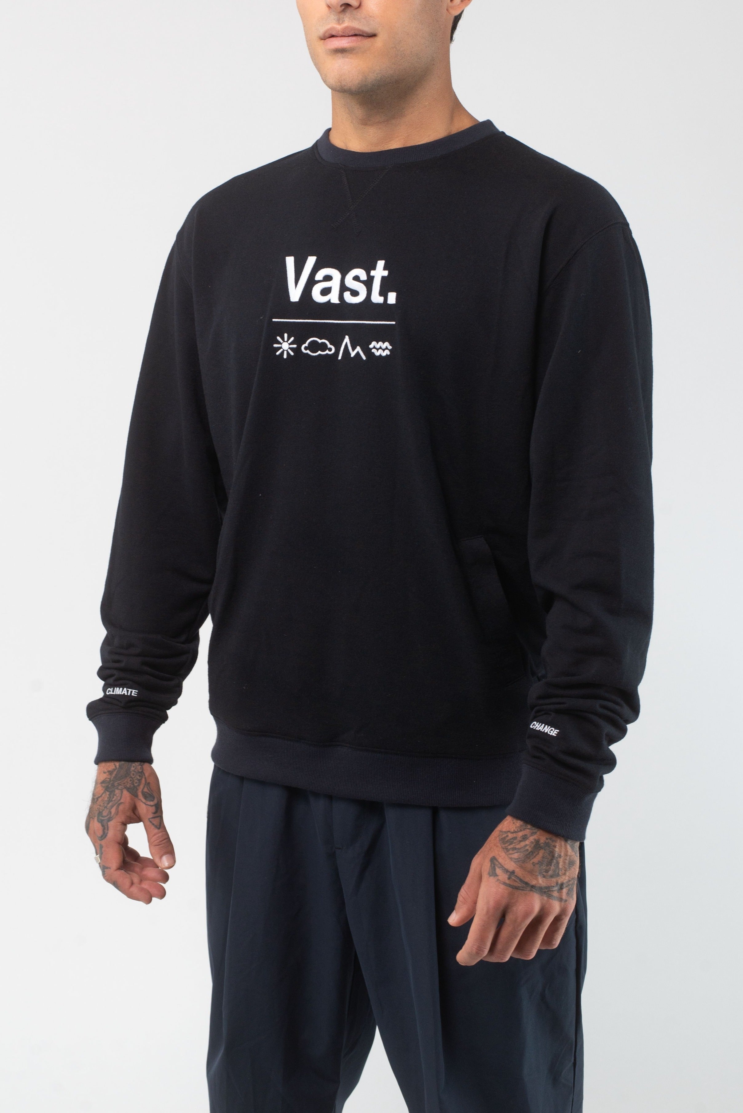 VAST Elements Pullover 模特兒側面穿著 黑色