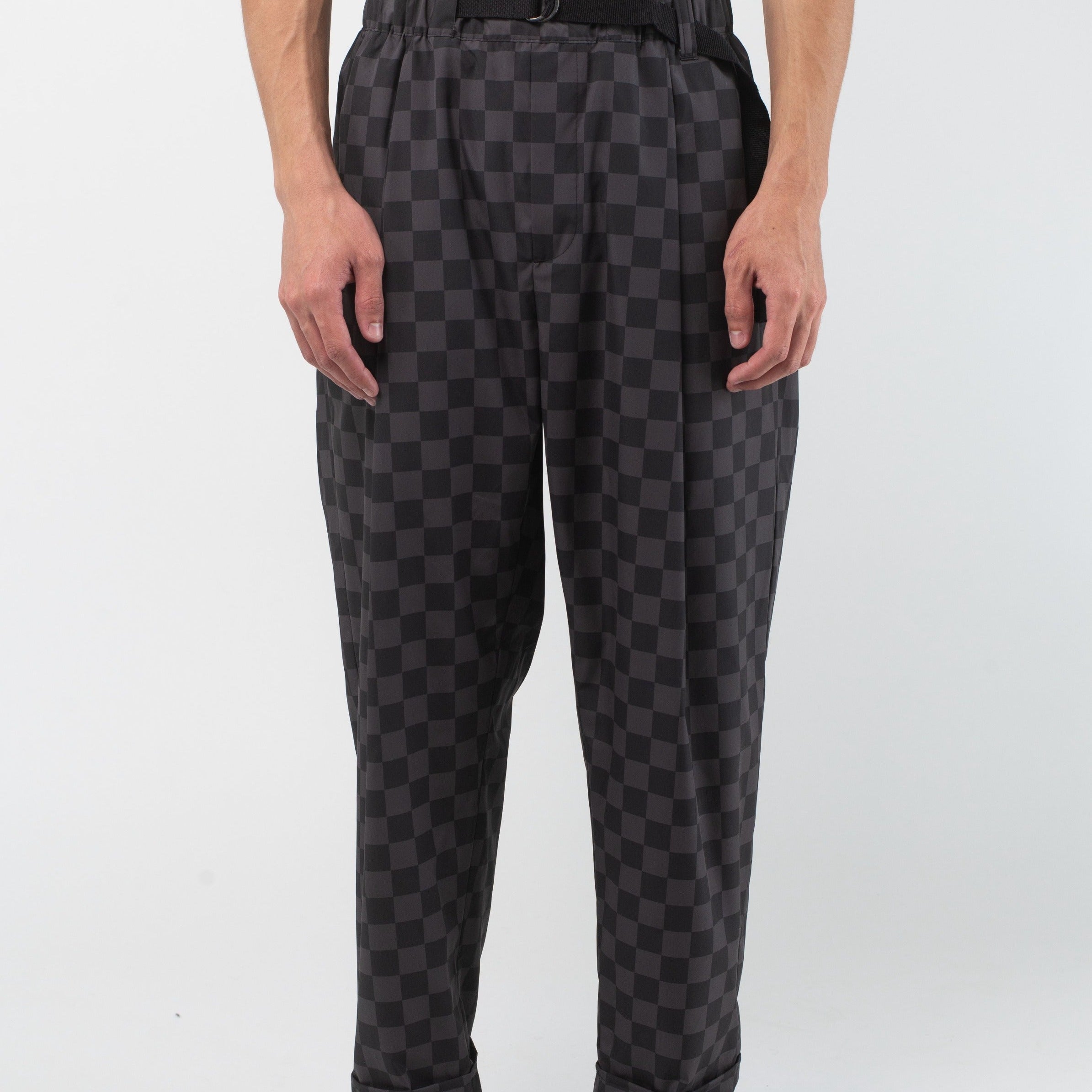 VAST Check Check Featherlite Pant 模特兒正面穿著 黑灰格子