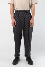 VAST Check Check Featherlite Pant 模特兒正面穿著 黑灰格子