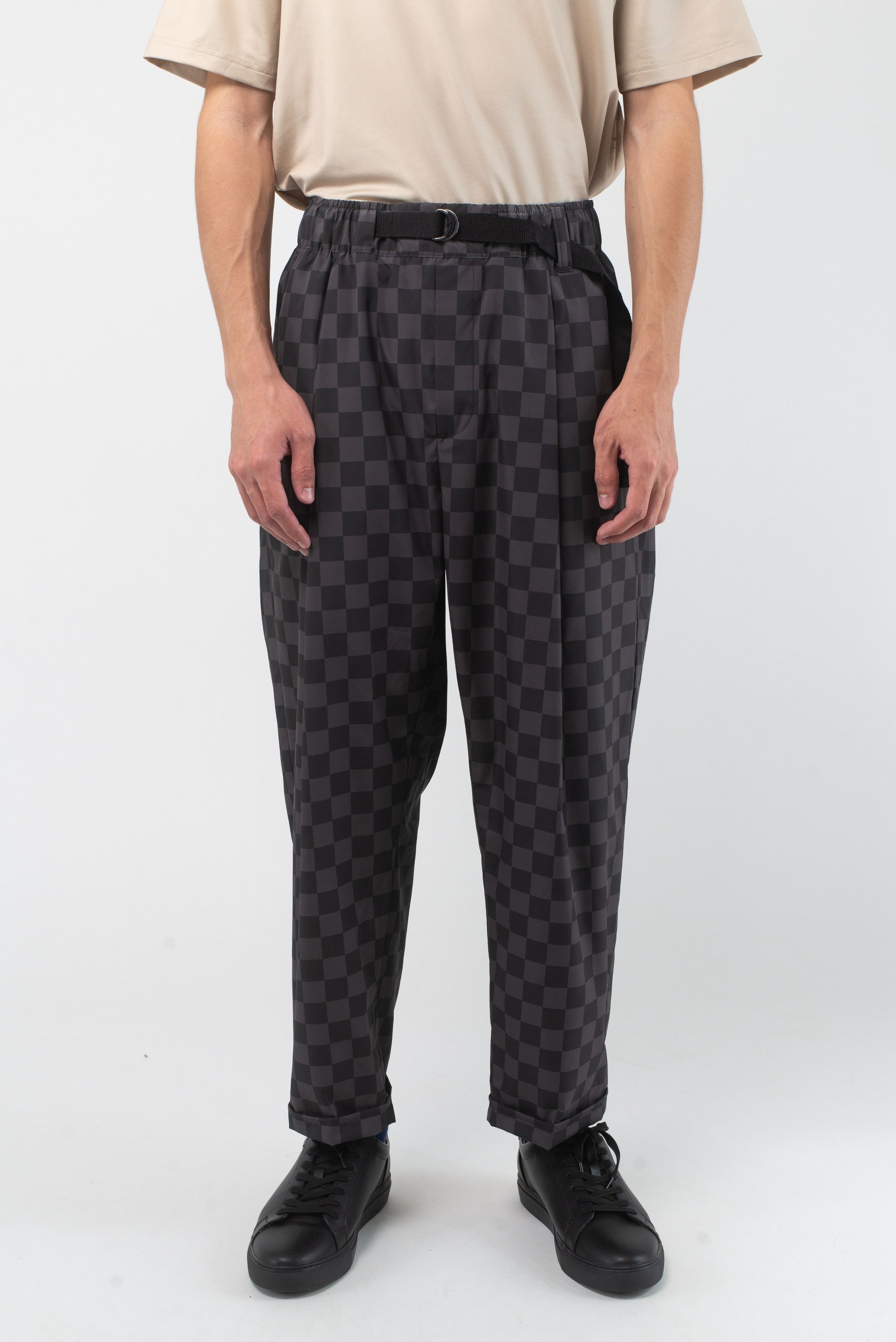 VAST Check Check Featherlite Pant 模特兒正面穿著 黑灰格子