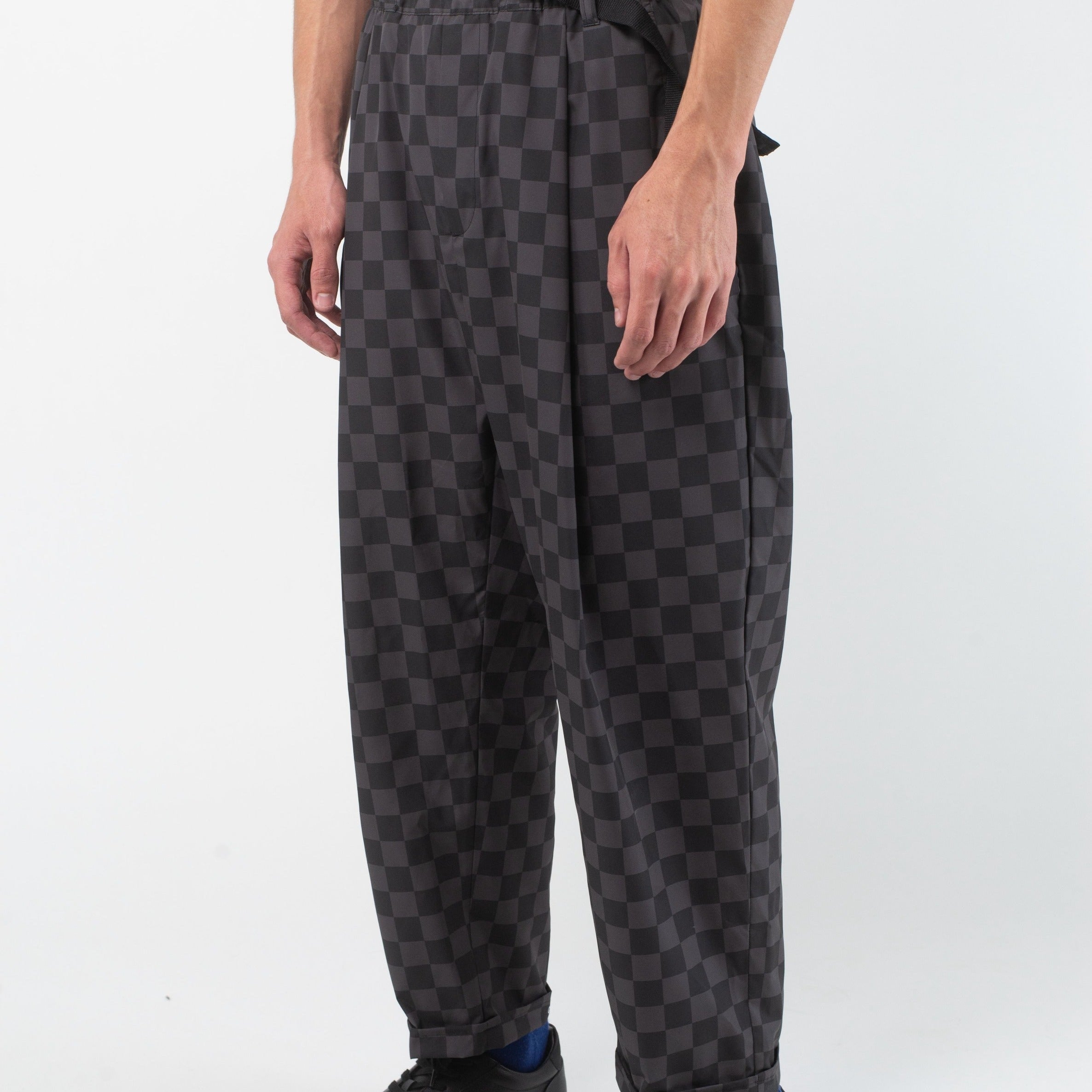 VAST Check Check Featherlite Pant 模特兒背面穿著 黑灰格子