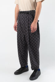 VAST Check Check Featherlite Pant 模特兒背面穿著 黑灰格子
