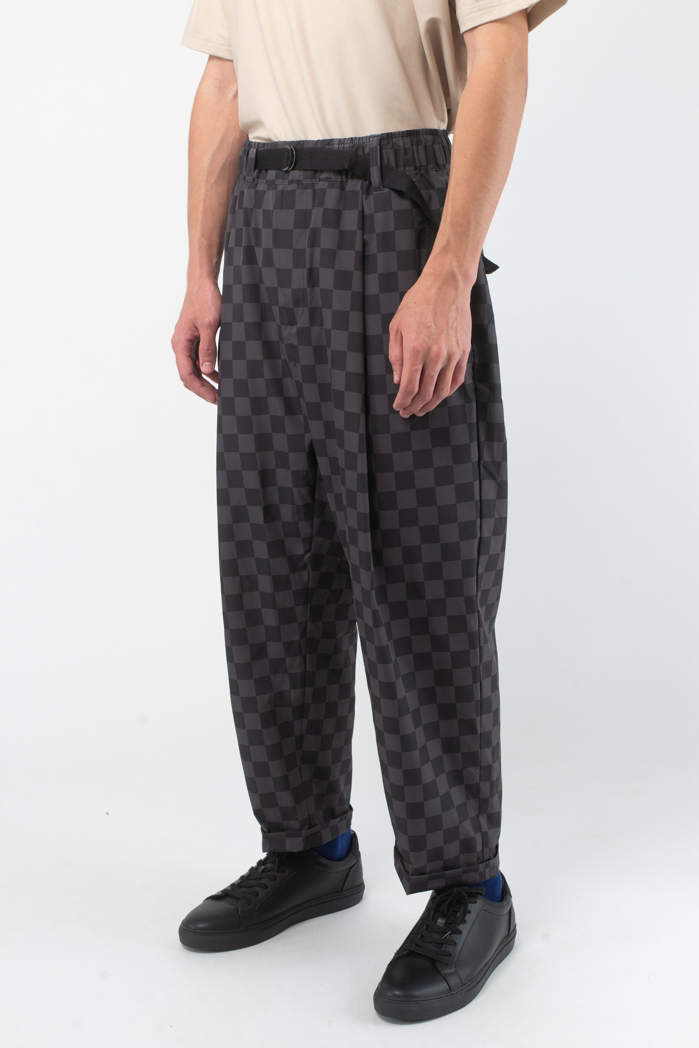 VAST Check Check Featherlite Pant 模特兒背面穿著 黑灰格子