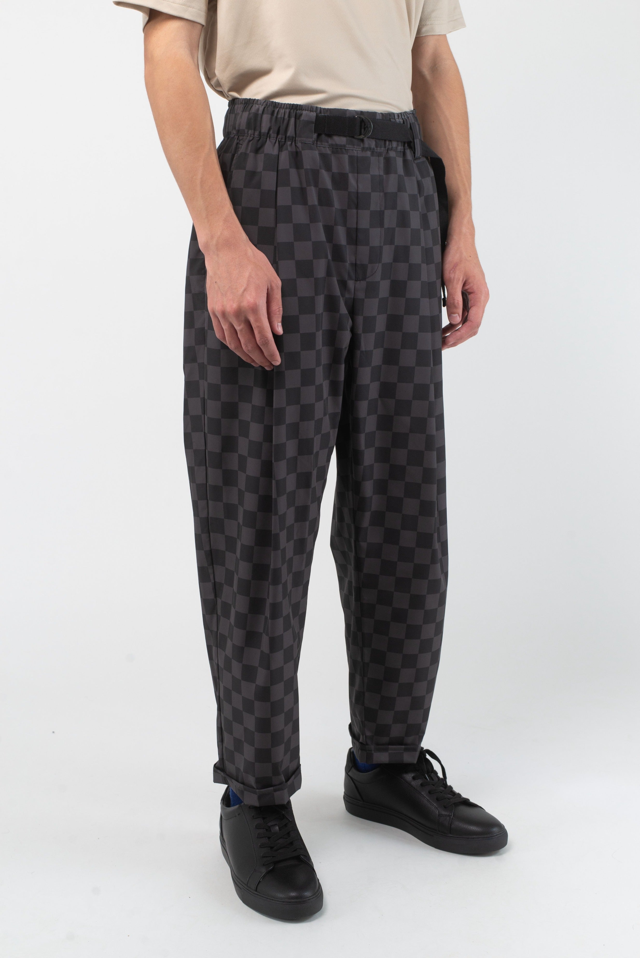 VAST Check Check Featherlite Pant 模特兒側面穿著 黑灰格子