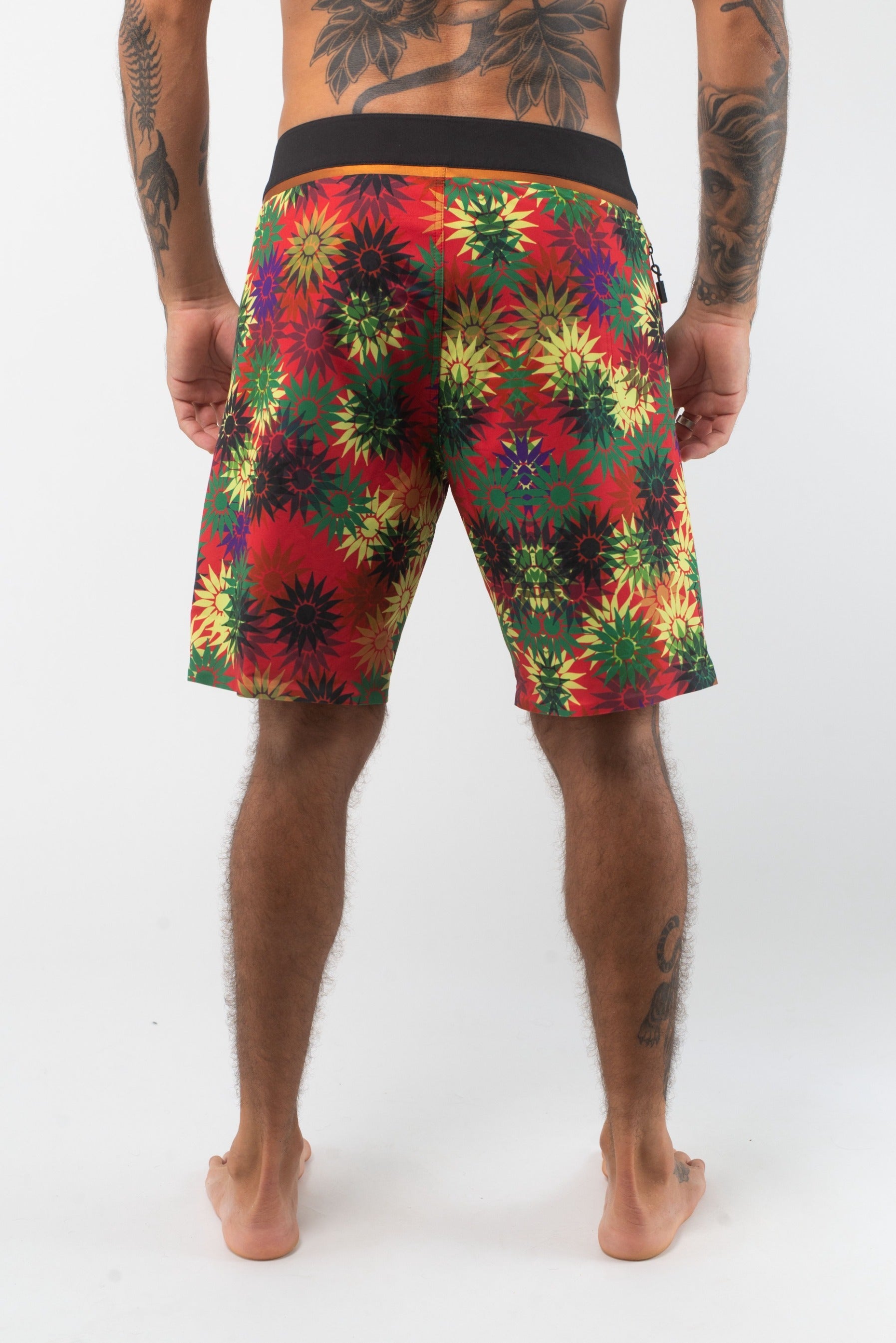 VAST Jali Vibes Copper Boardshort 模特兒穿著展示 紅