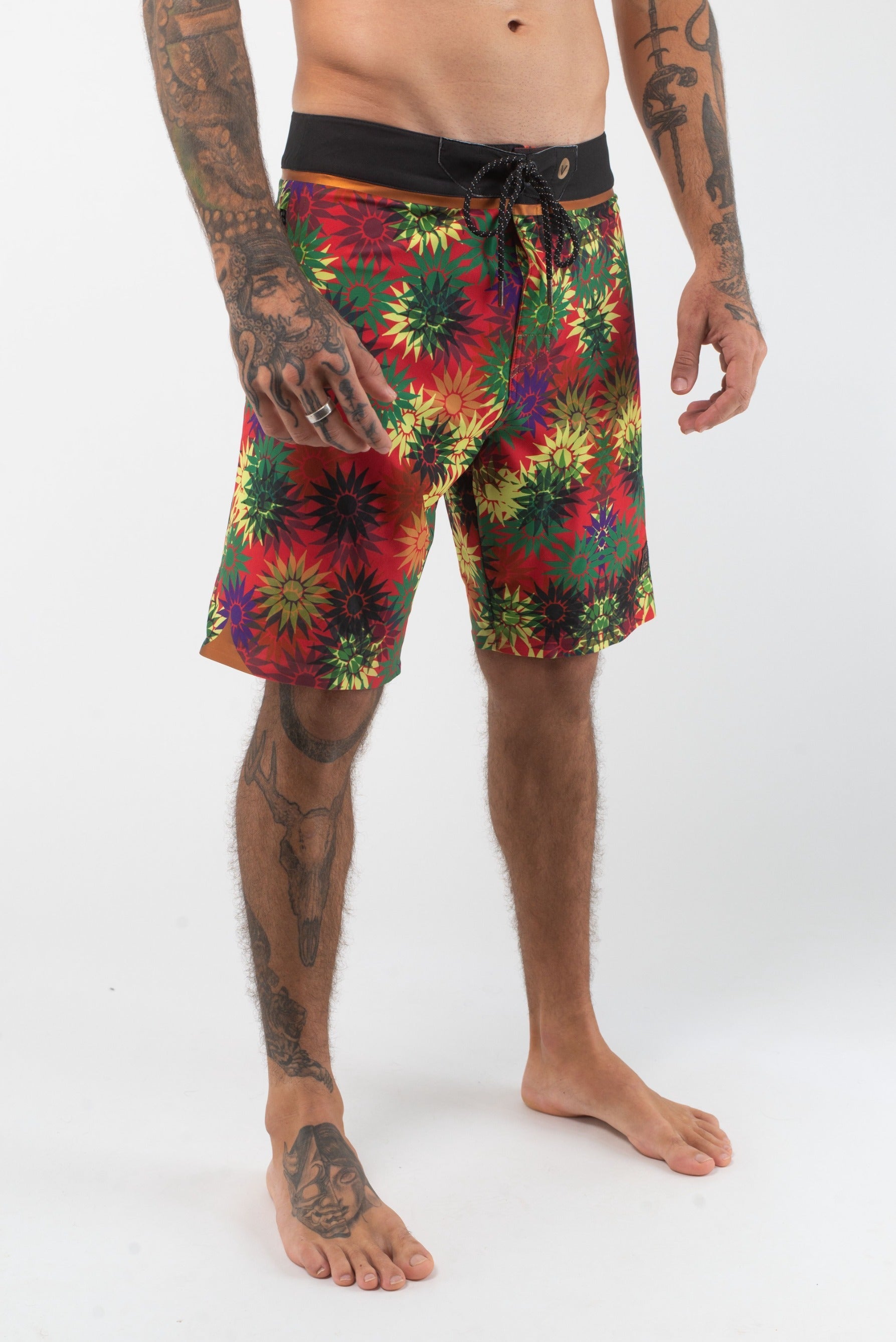 VAST Jali Vibes Copper Boardshort 模特兒穿著展示 紅