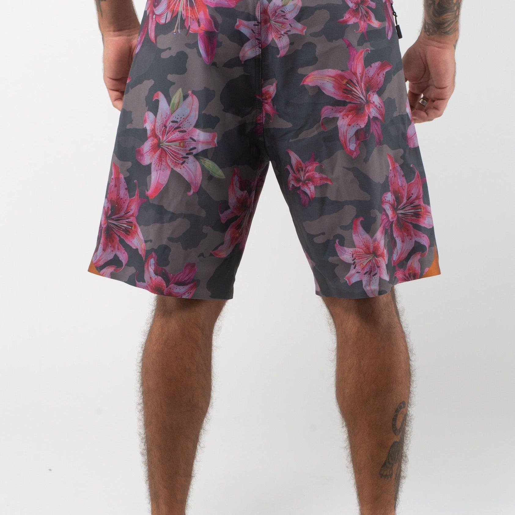 VAST Floral Blend Camo Copper Boardshort 模特兒穿著展示 迷彩