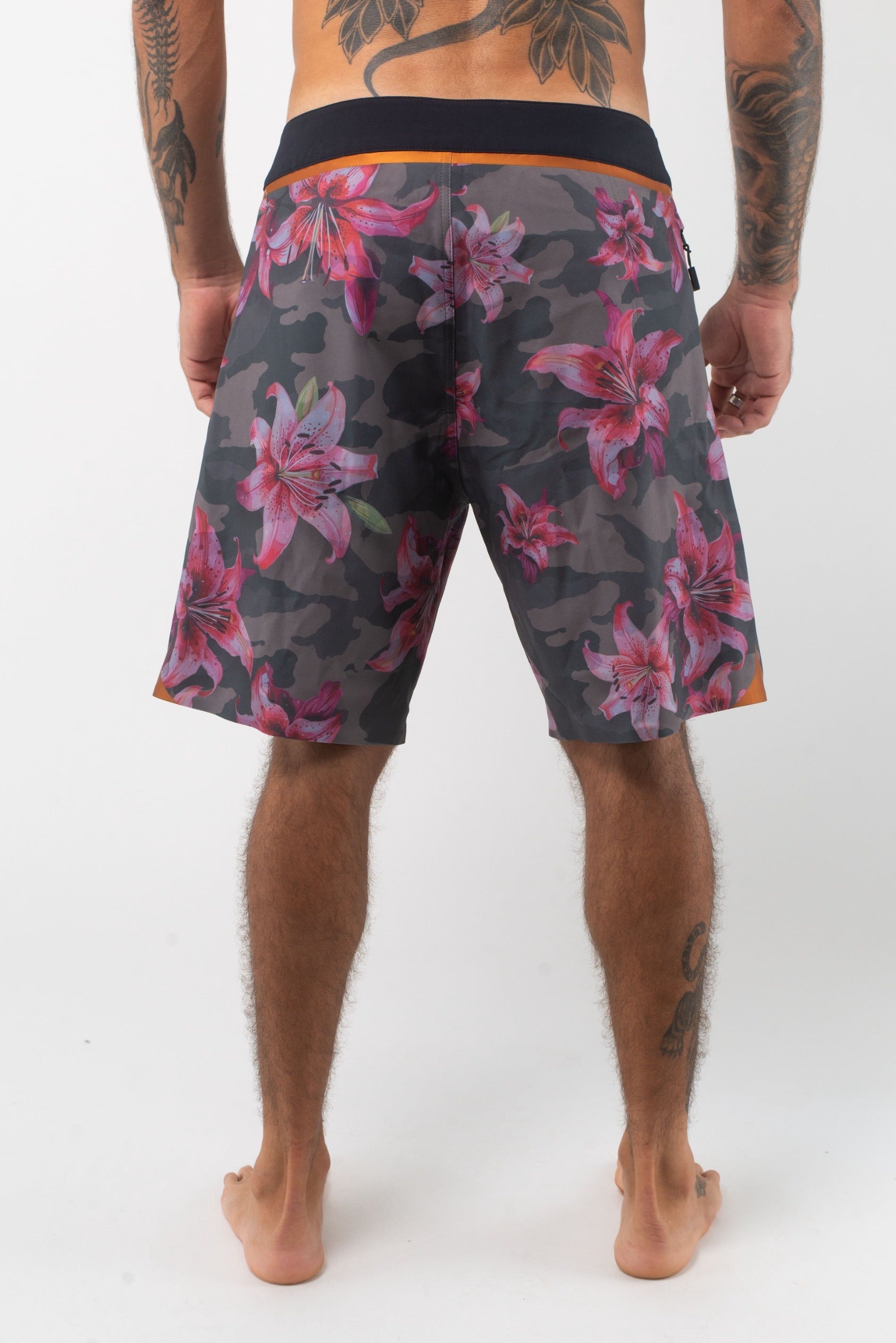 VAST Floral Blend Camo Copper Boardshort 模特兒穿著展示 迷彩