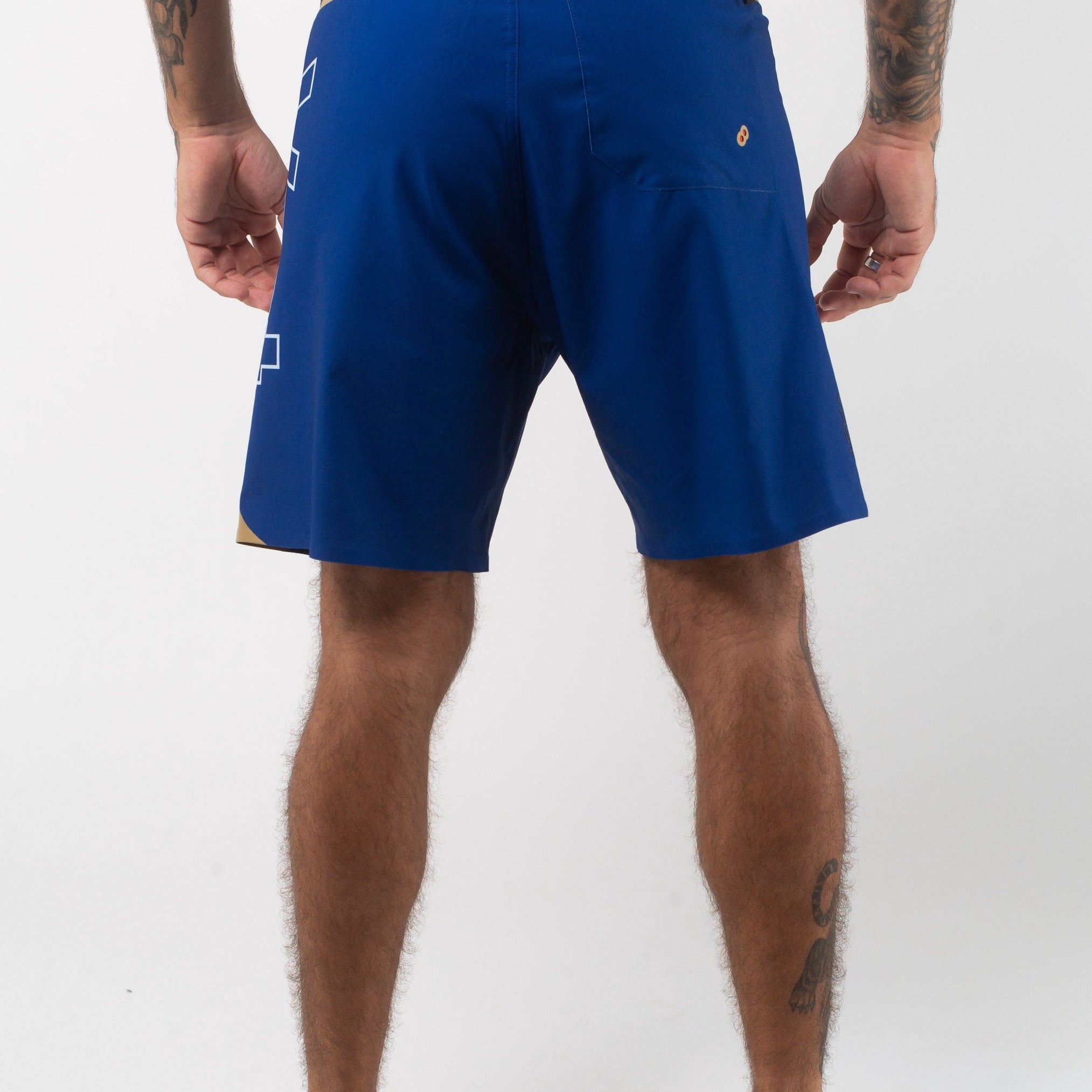 VAST Vast. Logo Gold Boardshort 模特兒背面穿著 海軍藍