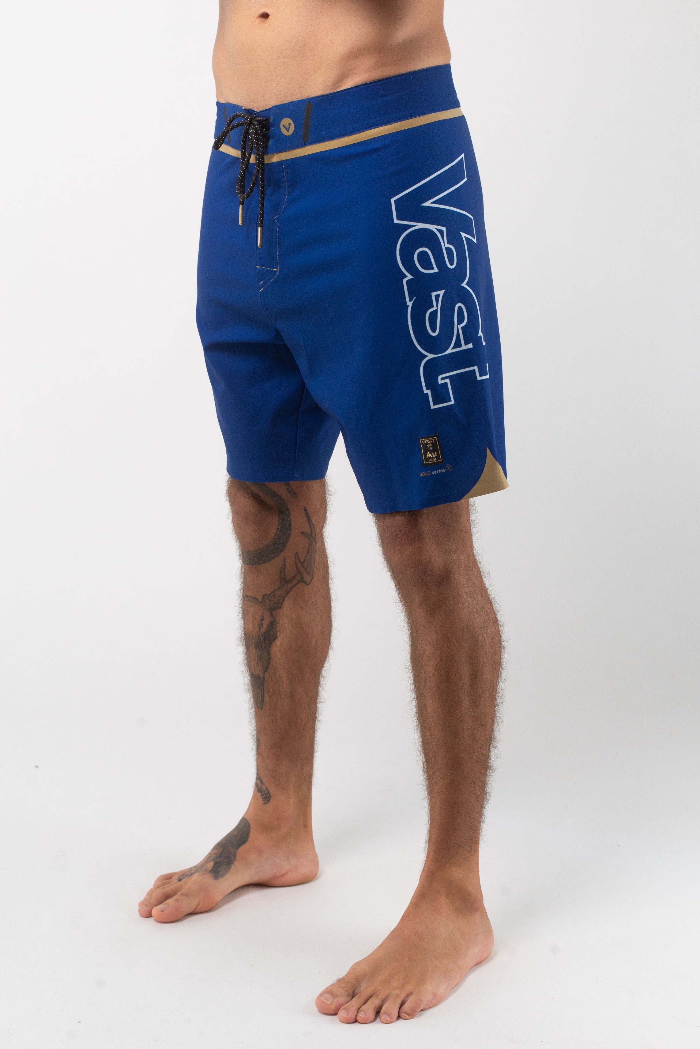VAST Vast. Logo Gold Boardshort 模特兒側面穿著 海軍藍