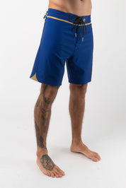 VAST Vast. Logo Gold Boardshort 模特兒穿著細節 海軍藍