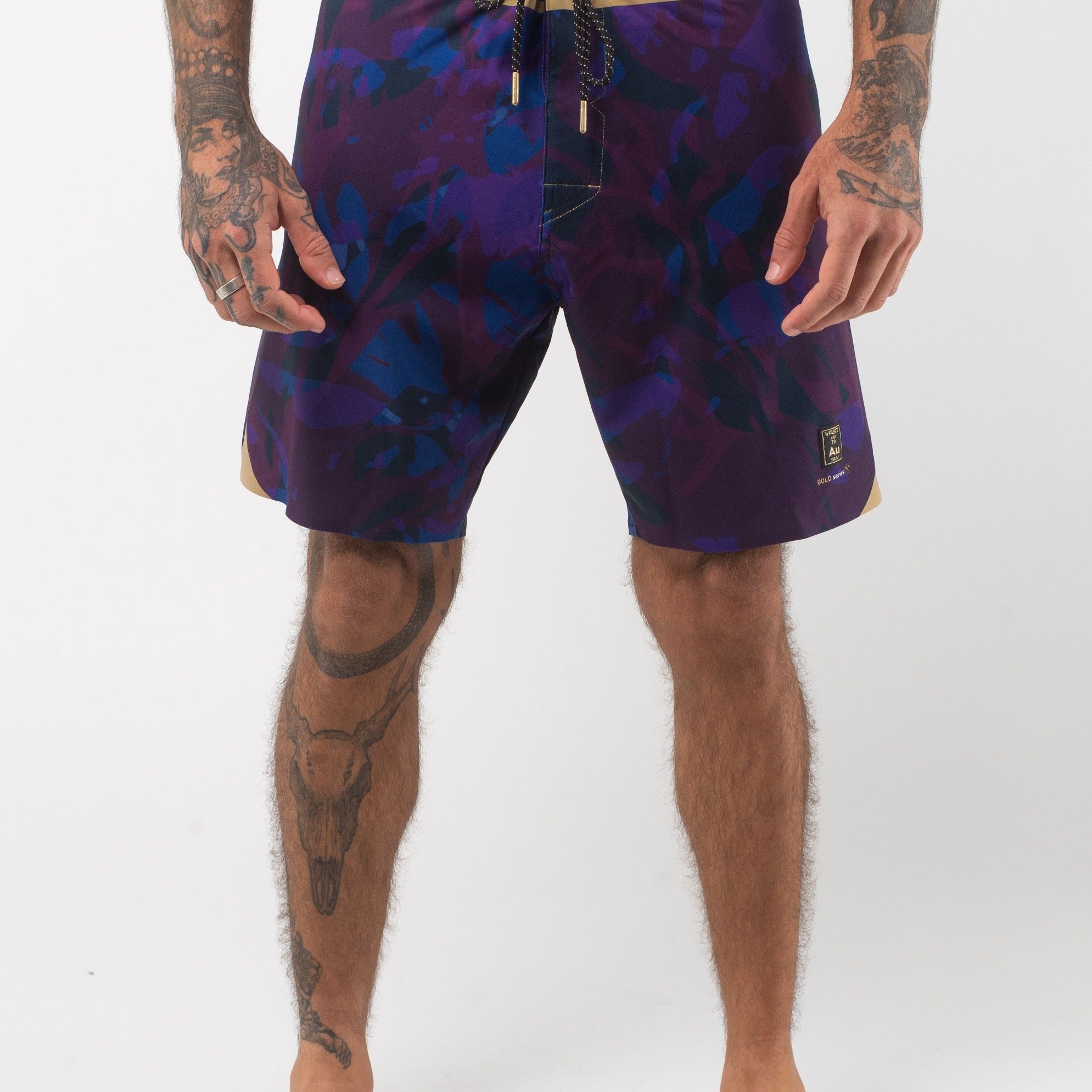 VAST Translucent Foliage Gold Boardshort 模特兒穿著展示 海軍藍