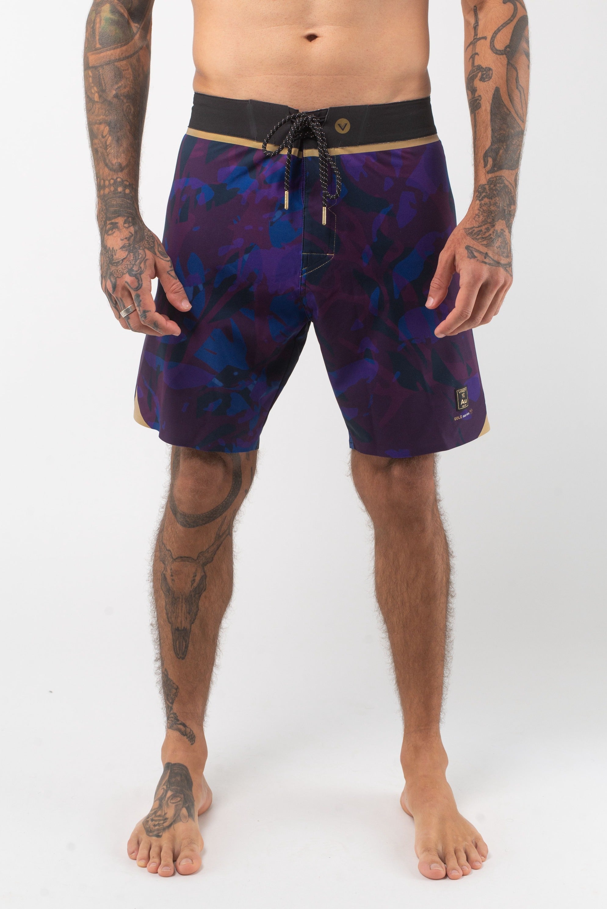 VAST Translucent Foliage Gold Boardshort 模特兒穿著展示 海軍藍