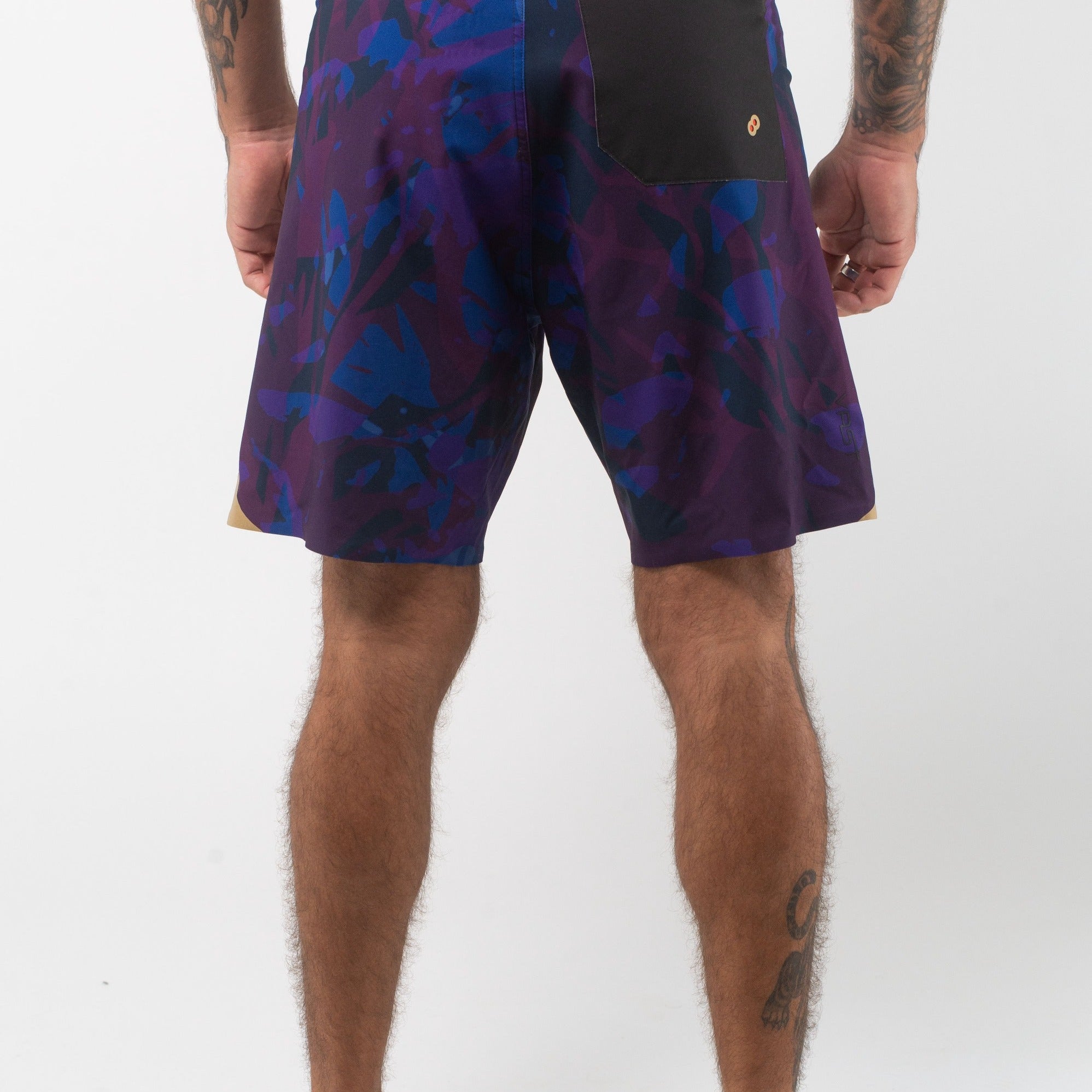 VAST Translucent Foliage Gold Boardshort 模特兒穿著展示 海軍藍