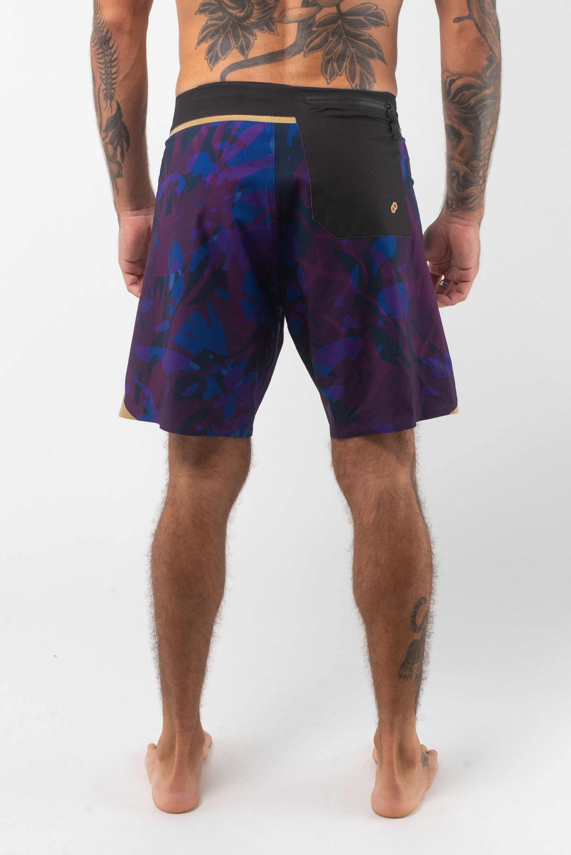 VAST Translucent Foliage Gold Boardshort 模特兒穿著展示 海軍藍