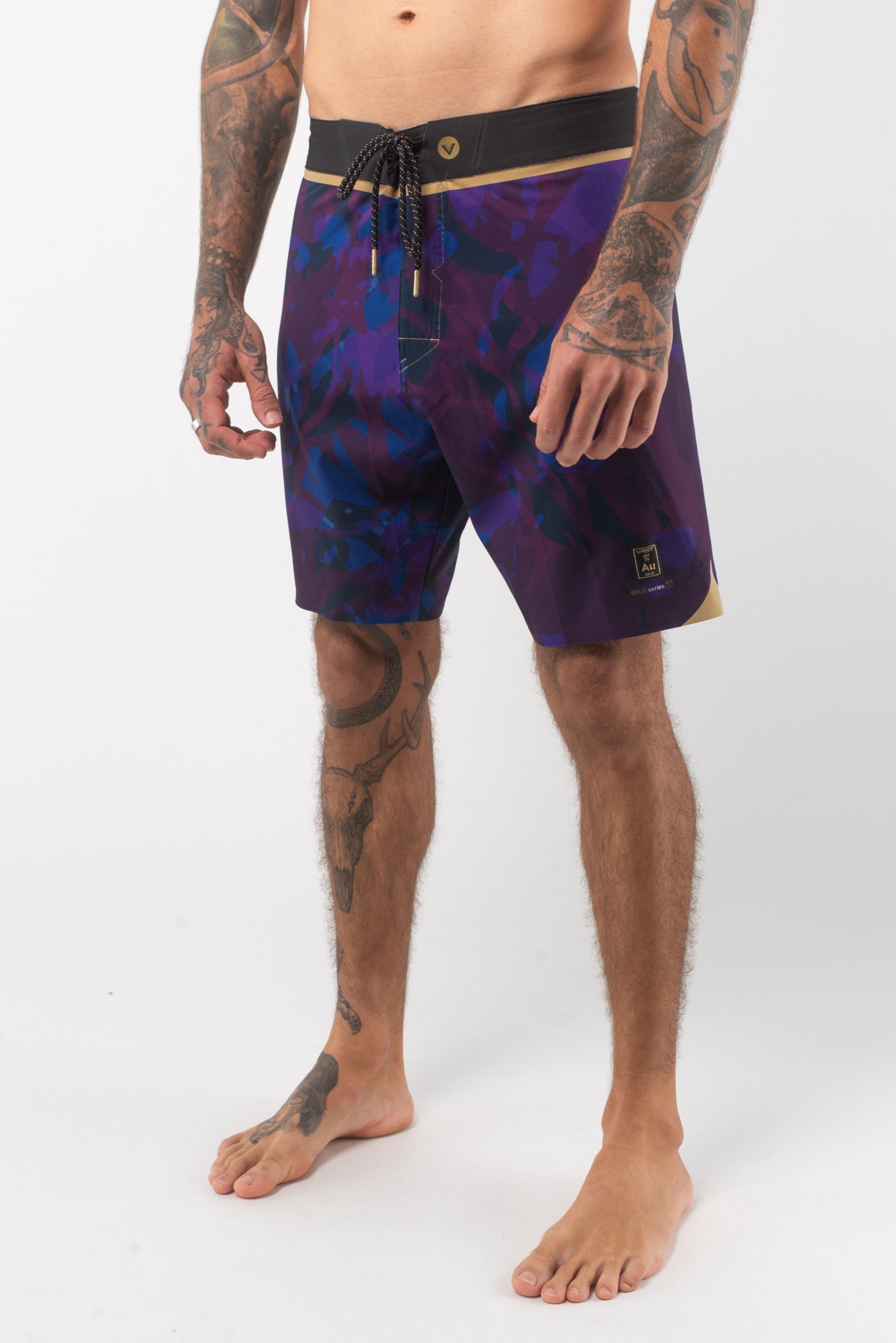 VAST Translucent Foliage Gold Boardshort 模特兒穿著展示 海軍藍