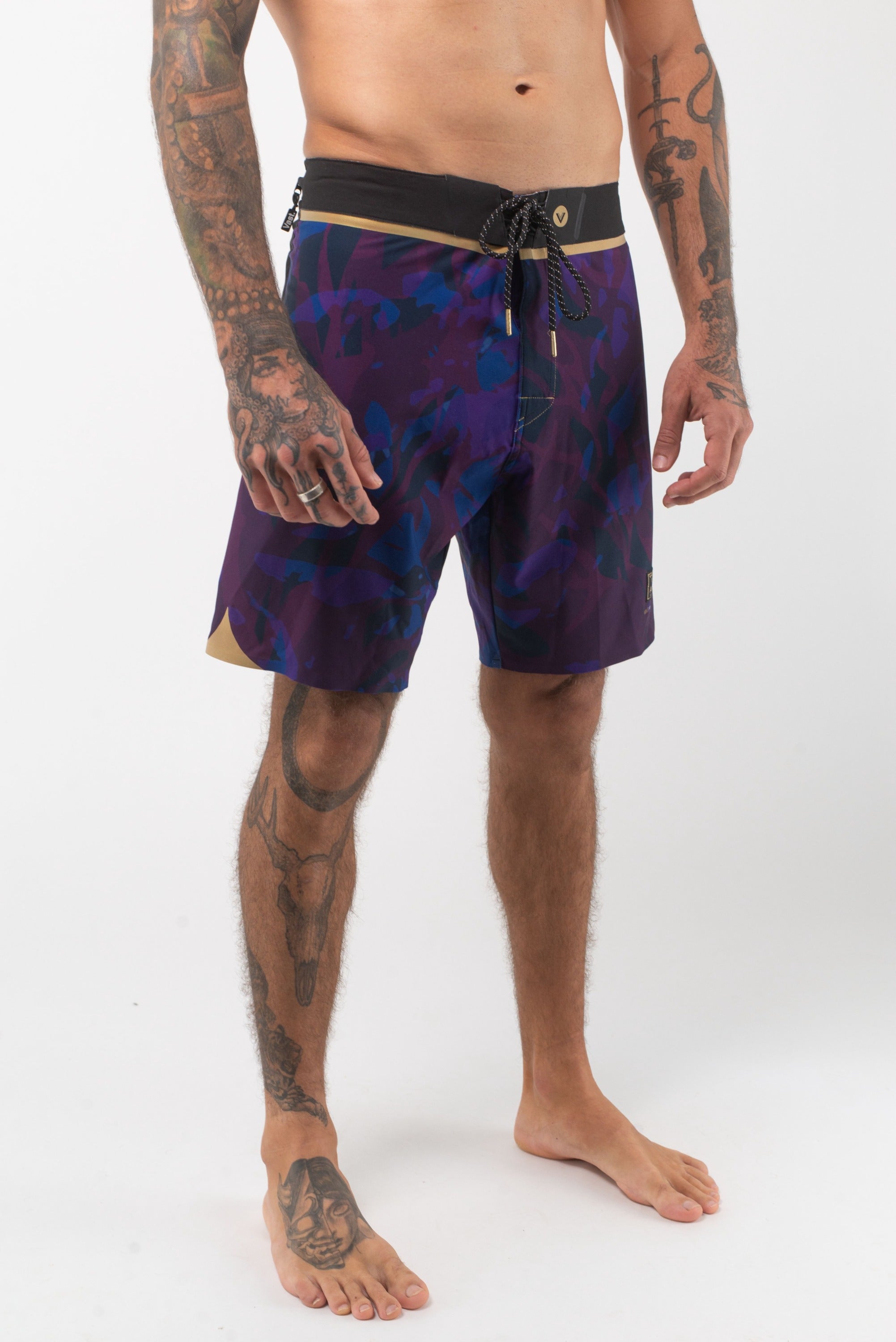 VAST Translucent Foliage Gold Boardshort 模特兒穿著展示 海軍藍