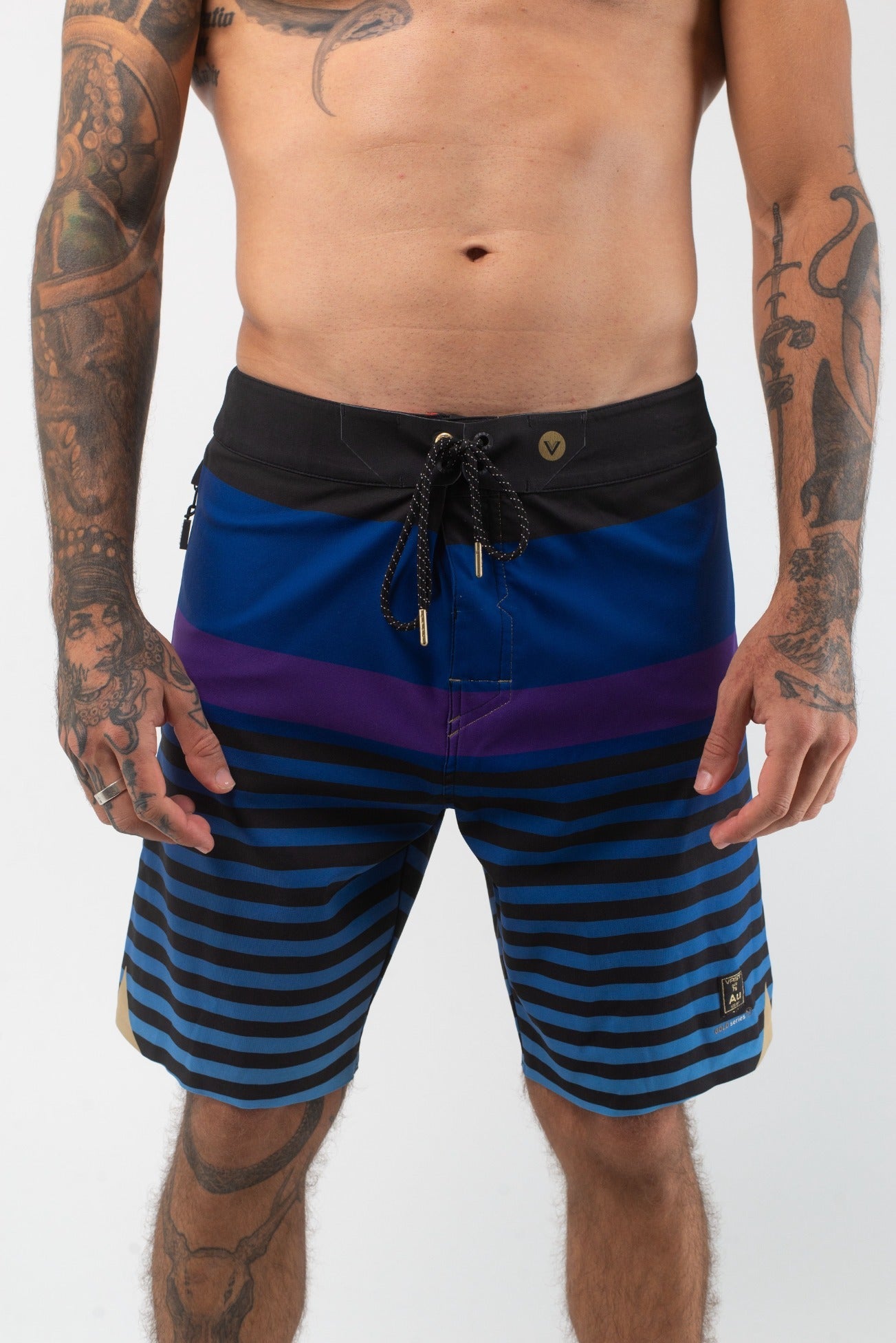 VAST Horie Stripes Gold Boardshort 模特兒穿著展示 海軍藍