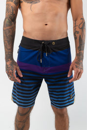 VAST Horie Stripes Gold Boardshort 模特兒穿著展示 海軍藍