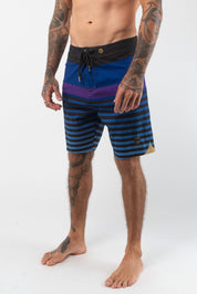 VAST Horie Stripes Gold Boardshort 模特兒穿著展示 海軍藍