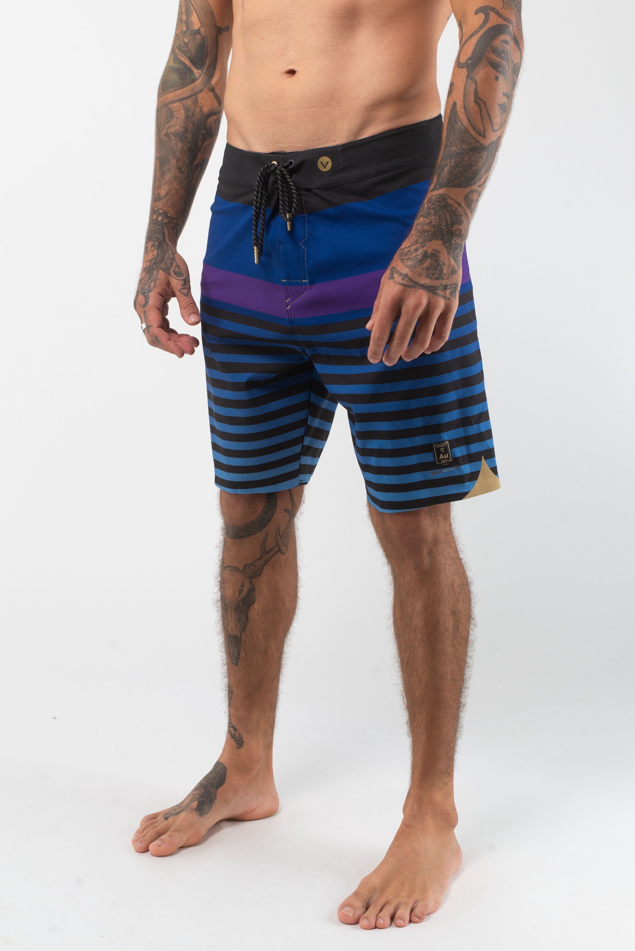 VAST Horie Stripes Gold Boardshort 模特兒穿著展示 海軍藍