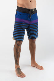 VAST Horie Stripes Gold Boardshort 模特兒穿著展示 海軍藍