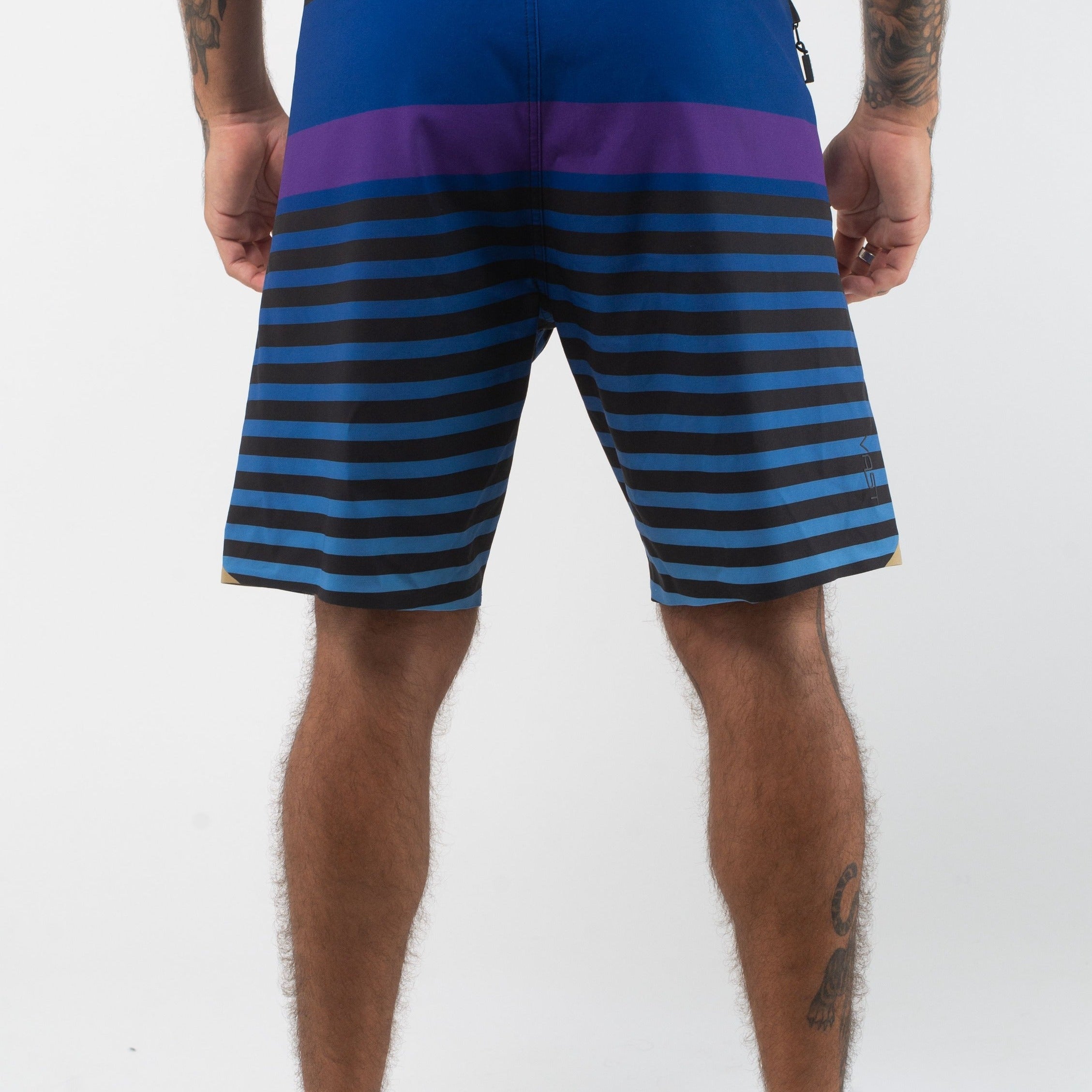 VAST Horie Stripes Gold Boardshort 模特兒穿著展示 海軍藍